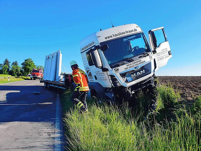 Der Lkw hatte noch versucht, dem Peugeot auszuweichen und wurde nach dem Zusammenstoß in den Straßengraben abgedrängt.