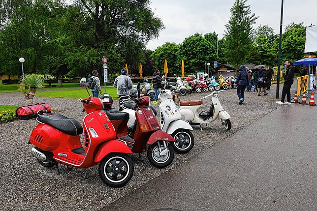 Bild 15: Vespa-Treffen am Bodensee: Am Kreuzlinger Hafen kommen drei Nationen zusammen