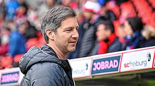 Freiburgs Vorstand Sport Jochen Saier steht vor dem Spiel im Stadion. Sportvorstand Jochen Saier und der SC Freiburg sind kommende ...