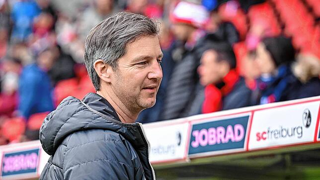 Freiburgs Vorstand Sport Jochen Saier steht vor dem Spiel im Stadion. Sportvorstand Jochen Saier und der SC Freiburg sind kommende ...