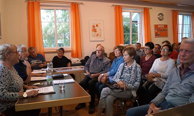 Die Ortsverbandsvorsitzenden Hedi Christian (Grüne) und Egenolf Löhr (beide ganz links) rieten dazu, Einwände gegen den beantragten ...