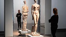 Eine Frau betrachtet in Stuttgart das Werk &bdquo;Große Sinnende&ldquo; von Wilhelm Lehmbruck.