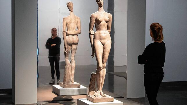 Eine Frau betrachtet in Stuttgart das Werk &bdquo;Große Sinnende&ldquo; von Wilhelm Lehmbruck.