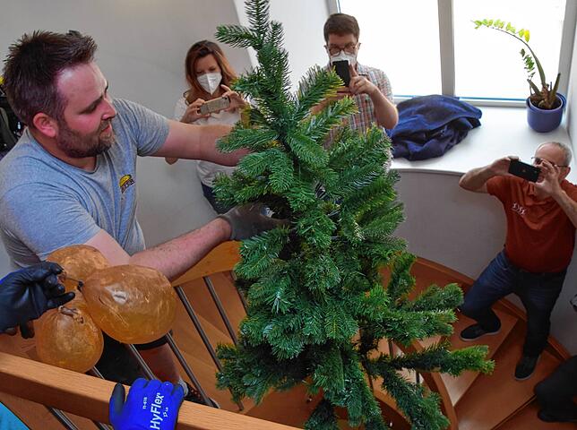 Bild 26: 18 Meter hoher Narrenbaum schwebt per Kran ins Museum ein: Der ungewöhnliche Einsatz der Zimmerergilde für die Fasnachts-Ausstellung in Bildern