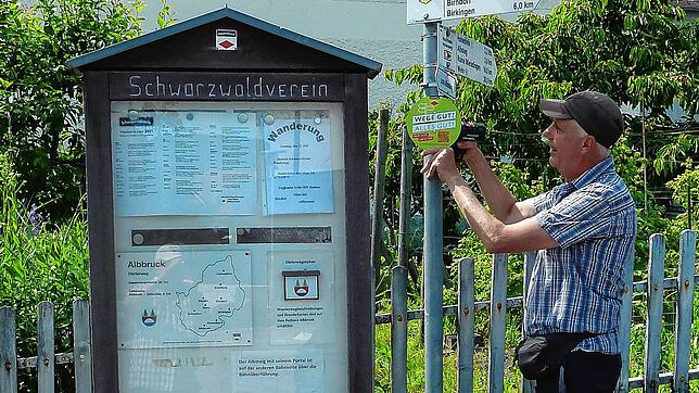 Direkt an der Abzweigung zum Schwarzwaldweg hat Rainer Brutsche eine der sechs Rundtafeln angebracht.