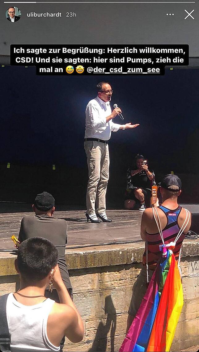 Konstanzer OB Uli Burchardt war beim CSD in Konstanz zu Gast – und trug kurzzeitig Pumps an den Füßen.