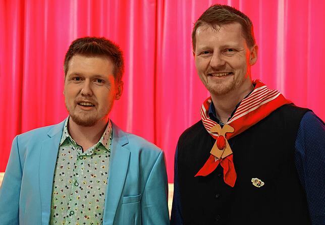Wer ist hier wer? Lars Brunner (links) mimt für die Garde den OB Simon Gröger (rechts).