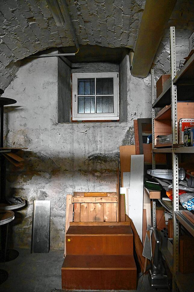 Das kleine Fenster im Forstamt-Keller war früher eine Tür. Doch außen ist die Straße im Lauf der Jahrzehnte und Jahrhunderte höher ...
