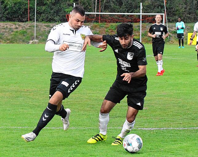 Leidenszeit beendet: Denis Omerovic (links, für den FSV Rheinfelden im September 2020 beim VfR Bad Bellingen im Einsatz) hat über zwei ...