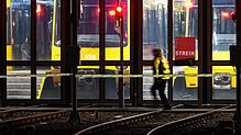 Verdi ruft nach Urabstimmung zu ÖPNV-Streik in Südwest-Städten auf. Eine Teilnehmerin an einem Warnstreik geht an einem Stadtbahndepot ...