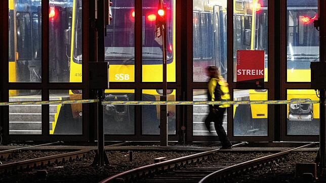 Verdi ruft nach Urabstimmung zu ÖPNV-Streik in Südwest-Städten auf. Eine Teilnehmerin an einem Warnstreik geht an einem Stadtbahndepot ...