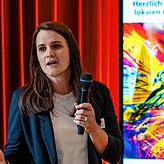 Dorothea Matt erklärt, dass einige Straßen jetzt schneller saniert werden.