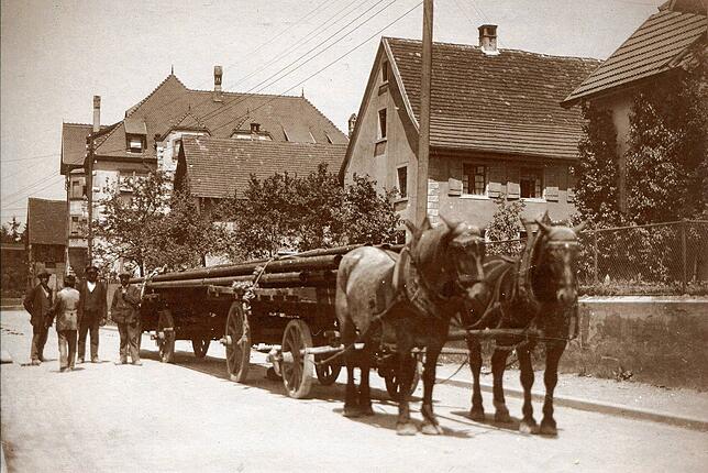 Bauarbeiten anno dazumal: 1925 wurden die Rohre für Gasleitungen per Pferdefuhrwerk transportiert.