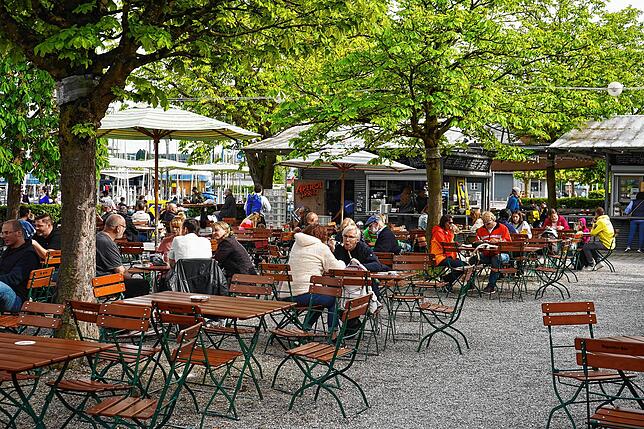 Blick in die Hafenhalle – hier gibt es neben einer großen Auswahl an bayerischem Bier auch typisches Biergarten-Essen.