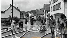 Die Feuerwehr beim Abpumpen des Wassers beim Gasthaus Brauerei in Grießen. (Archivbild 1975)