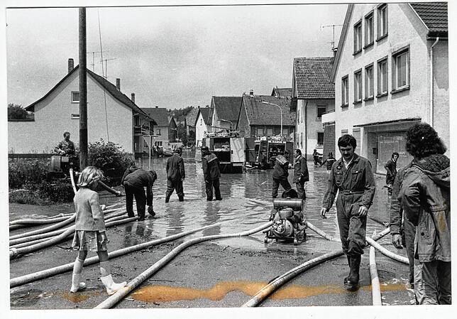 Die Feuerwehr beim Abpumpen des Wassers beim Gasthaus Brauerei in Grießen. (Archivbild 1975)