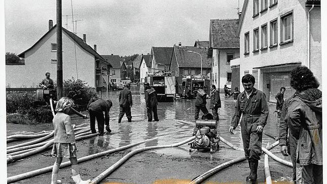 Die Feuerwehr beim Abpumpen des Wassers beim Gasthaus Brauerei in Grießen. (Archivbild 1975)