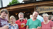 Fröhliche Runde (von links): Stefan Gackenheimer, Stefanie Weißhaar, Fritz Wiggenhauser, Georg und Elke Weißhaar.
