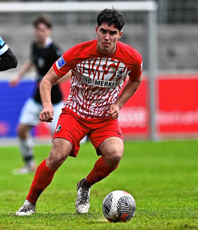 Fokussiert: Noah Wagner aus Tiengen möchte Meister mit der U19 des SC Freiburg werden und am 24. Mai in Potsdam den DFB-Pokal gegen die ...