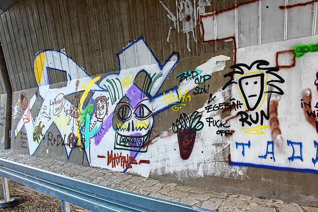 Bild 8: Kunst am Bau oder Vandalismus? Graffiti-Sprayer haben sich auf der neuen Bundesstraße 31 bereits verewigt