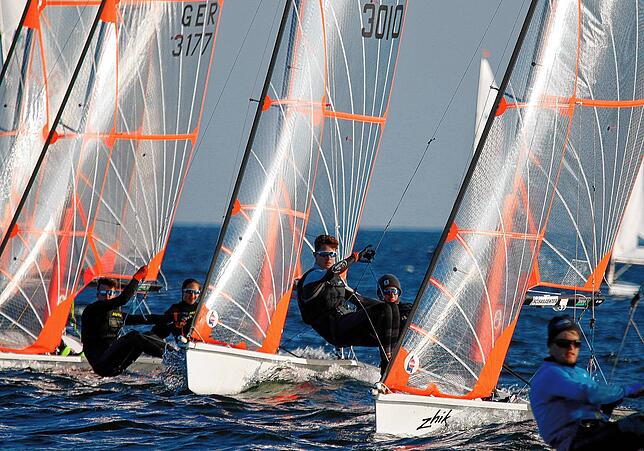 Fotos und Videoaufnahmen aus der Nähe bieten durchaus klarere Bilder. Doch der Aufwand hierfür ist größer, als die Regatta bequem per ...