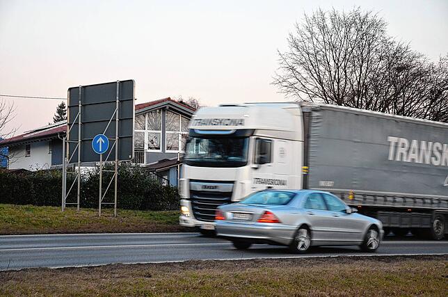 Von der B31-alt sind es nur wenige Meter bis in den Ort. Die Straße wird auch nach der Abschluss des B31-neu-Abschnitts im Straßennetz ...