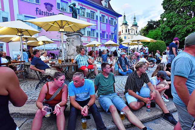 Bild 8: Donaueschingen genießt ausgelassen den Samstagabend beim Donauquellfest