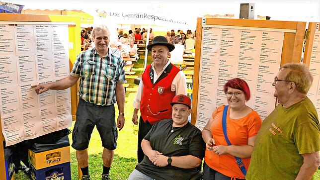 Thomas Demattio (links) mit seiner ersten Mundart-Ausstellung im Jahr 2023. Ehrendirigent Wolfgang Spiegelhalder (rechts) und viele ...