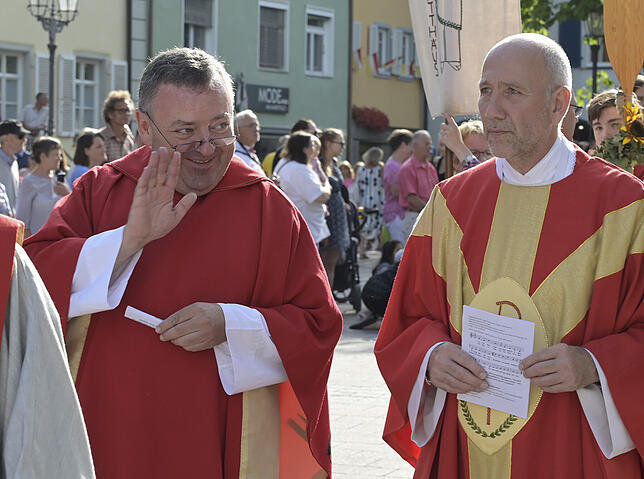 Alt-Münsterpfarrer Michael Hauser (links) grüßt aus dem Prozessionszug ein bekanntes Gesicht. Neben ihm sein Nachfolger Heinz Vogel