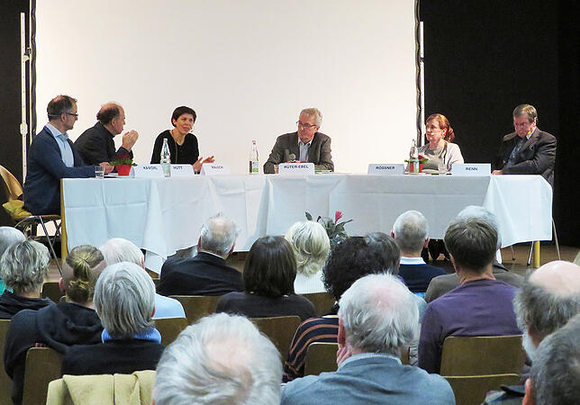 Das Podium mit (von links) Friedemann Kawohl, Michael Hütt, Carla Mausch, Dekan Wolfgang Rüter-Ebel, Franka Rößner und Wendelin Renn.