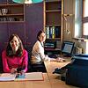 Unser Foto zeigt (von links) Nicole Gutmann und Carmen Schäuble vom Kita-Leitungsteam bei der Eingabe der Daten in die neue Kita-App.