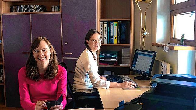 Unser Foto zeigt (von links) Nicole Gutmann und Carmen Schäuble vom Kita-Leitungsteam bei der Eingabe der Daten in die neue Kita-App.