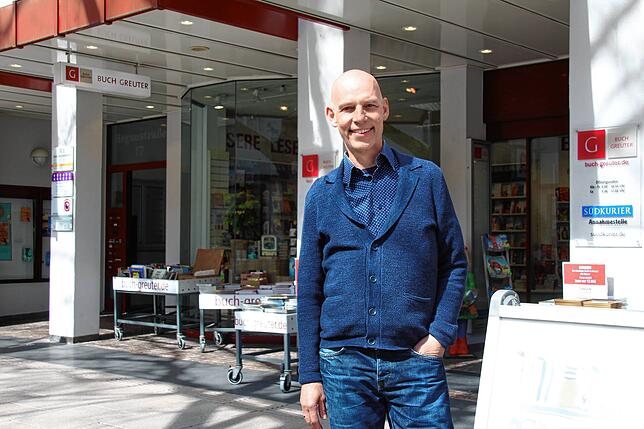 Am 30. Juni ist sein offiziell letzter Arbeitstag im Familienbetrieb: Christoph Greuter vor der Buchhandlung in der Hegaustraße Singen.