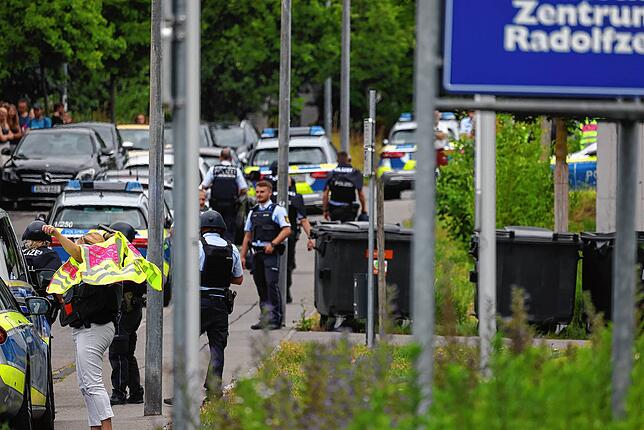 Kräfte der Polizei vor dem Berufsschulzentrum in Radolfzell. Bild: Gerald Jarausch