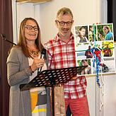 Christa Ellinger und Jörg Voellner sprechen herzliche Grußworte und überreichen ein Geschenk.