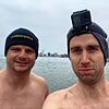 Eisbaden in Wasserburg: SÜDKURIER-Redakteur Cian Hartung (rechts) hat sich mit Extremsportler Paul Bieber auf dieses Abenteuer eingelassen.