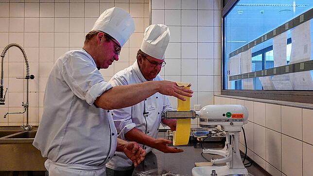 Veganer Koch Frank Wälde (vorne) und Timo Heinemann, stellvertretende Bereichsleitung, bereiten die frischen Pappardelle für den ...