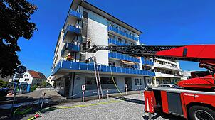 Die Feuerwehr muss am Samstagmittag um 12 Uhr einen Balkonbrand in der Industriestraße löschen.