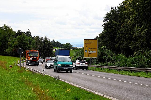 Die Unfallstelle in der langgezogenen Rechtskurve vor der Ausfahrt Nußdorf mit dem „Vorwegweiser“.