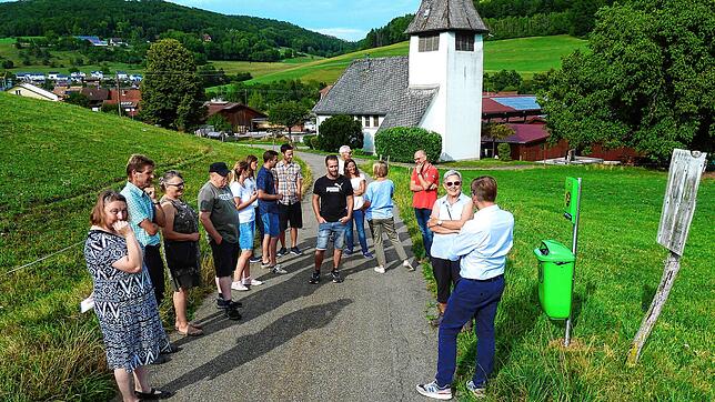 In Detzeln gibt es die Hündeler, das sind Hundehalter, die mit 14 Robidog-Stationen (grüne Box rechts im Bild) ein großes Angebot an ...