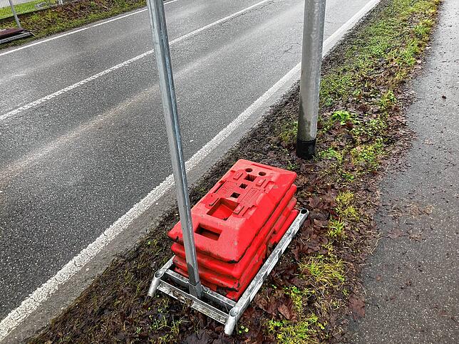 Klobige Fußplatten an der Fahrbahn: jenseits von Gut und Böse.