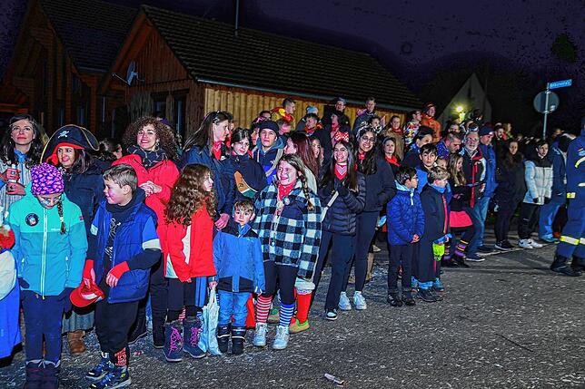 Das Publikum drängt sich am Straßenrand und bejubelt die verschiedenen Gruppen, hier ein Bild vom Januar 2023.