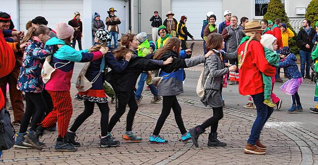 Unterwegs an der Fasnacht: Gerade wenn die Temperaturen niedrig sind, werden die Füße schnell kalt. Während die Zuschauer an den ...