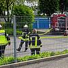Die Einsatzkräfte der Feuerwehr mit Atemschutz (rechts im Bild) lassen die chemische Reaktion im Hof der Firma kontrolliert zu Ende ...