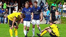 Der SV Denkingen (Daniel Harder, links, und Marc Reichle) hat es nicht geschafft, er steigt nach der 2:3-Heimniederlage gegen die SG ...