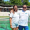 Mariagrazia di Pace, stellvertretende Betriebsleiterin und Nikolaus Müller, Betriebsleiter, stehen vor dem Schwimmbecken des ...