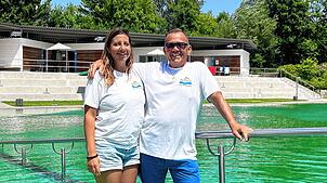 Mariagrazia di Pace, stellvertretende Betriebsleiterin und Nikolaus Müller, Betriebsleiter, stehen vor dem Schwimmbecken des ...