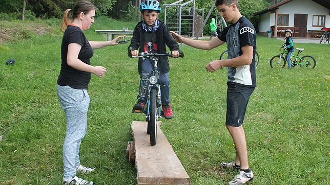Zusammen mit Simon Wider (rechts) betreut Michelle Ketterer (links) die Jugend des Unterbränder Radsportvereins. Elias Wache (Mitte) ...