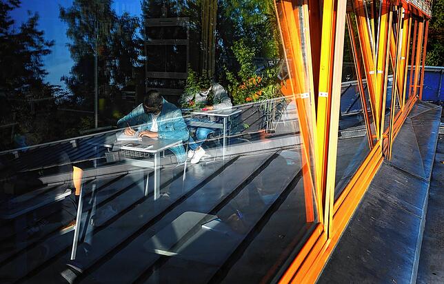 Die Fenster gekippt: Viel Lüften soll gegen die Corona-Gefahr helfen.
