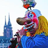 Auch die Flöten der meisten Basler Narren werden dieses Jahr schweigen. Das Bild zeigt ein als „Waggis“ verkleidetes ...